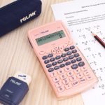 Calculadora Científica M240 Colección 430 Since 1918, Rosa