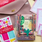 Combo Agenda Semanal Chica De La Ventana + Estuche Rosa - Filomena