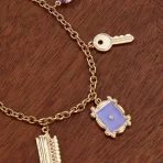 Pulsera Friends – Charm Dorado - Imagen 4
